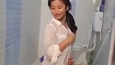 beautiful girl in bath room 2018 (sexwap24.com)